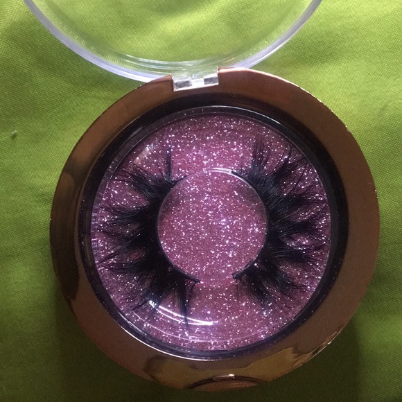 Lashes - Picture 1 of 1